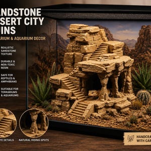 Puede incluir: Una decoración de terrario y acuario con forma de ruinas de ciudad desértica de arenisca, que presenta una estructura de varios niveles con escaleras, columnas y una abertura tipo cueva. Un pequeño gecko leopardo se ve dentro de la estructura.