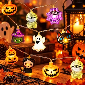 Könnte beinhalten: Eine LED-Lichterkette mit Halloween-Motiven, bestehend aus verschiedenen beleuchteten Figuren wie orangefarbenen Kürbissen, gelben Mumien, einem violetten Spinnennetz, einer Hexe mit grünem Gesicht, einem weißen Geist, einer schwarzen Katze und einem Sensenmann.
