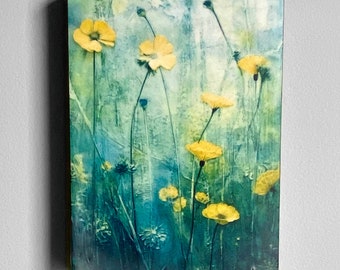 Impresión artística floral de ranúnculo con encáustica: Impresión rústica de flores silvestres sobre madera