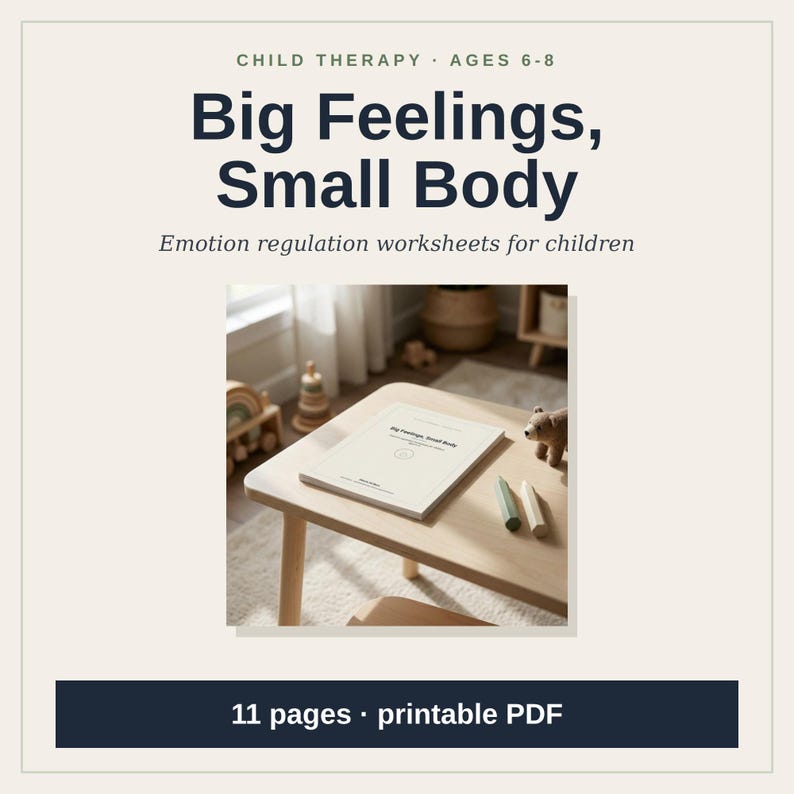 Pu&ograve; includere: Un PDF stampabile intitolato Big Feelings, Small Body, progettato per la terapia infantile dai 6 agli 8 anni. Il documento &egrave; appoggiato su un tavolo in legno chiaro accanto a due pastelli e un piccolo orsetto giocattolo, 11 pagine.