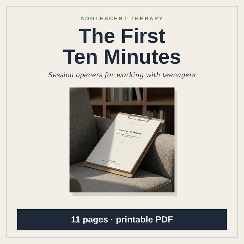 Puede incluir: Un documento PDF imprimible titulado The First Ten Minutes: Session openers for working with teenagers, que consta de 11 p&aacute;ginas. El documento est&aacute; sujeto a un portapapeles de madera sobre una silla gris.