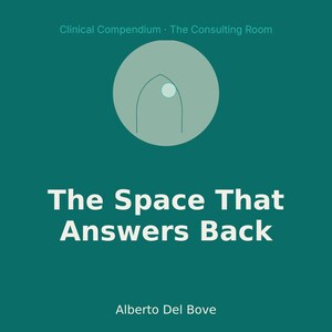 Puede incluir: Un gr&aacute;fico cuadrado de color verde azulado con el texto Clinical Compendium The Consulting Room en la parte superior, un c&iacute;rculo verde claro con un arco estilizado y un punto en el centro, y el t&iacute;tulo The Space That Answers Back con Alberto Del Bove debajo.