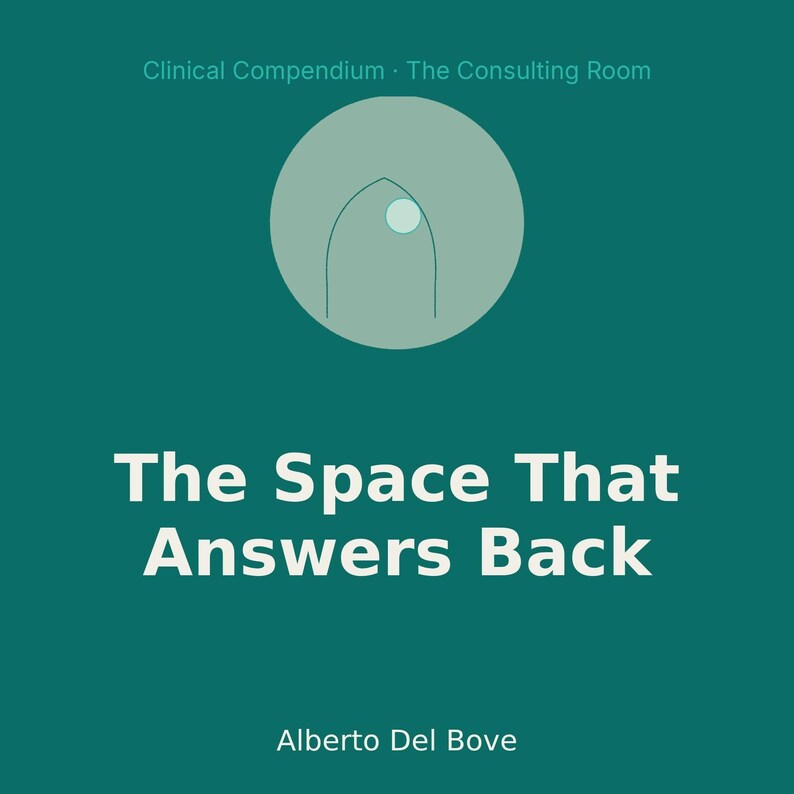 Puede incluir: Un gr&aacute;fico cuadrado de color verde azulado con el texto Clinical Compendium The Consulting Room en la parte superior, un c&iacute;rculo verde claro con un arco estilizado y un punto en el centro, y el t&iacute;tulo The Space That Answers Back con Alberto Del Bove debajo.