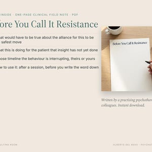 K&ouml;nnte beinhalten: Ein einseitiges klinisches Notizblatt mit dem Titel Before You Call It Resistance, das vier nummerierte Fragen f&uuml;r Psychotherapeuten enth&auml;lt. Das Dokument umfasst eine &Uuml;berschrift, eine Liste mit Reflexionsfragen und ein Bild einer Hand.