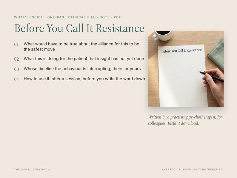 K&ouml;nnte beinhalten: Ein einseitiges klinisches Notizblatt mit dem Titel Before You Call It Resistance, das vier nummerierte Fragen f&uuml;r Psychotherapeuten enth&auml;lt. Das Dokument umfasst eine &Uuml;berschrift, eine Liste mit Reflexionsfragen und ein Bild einer Hand.