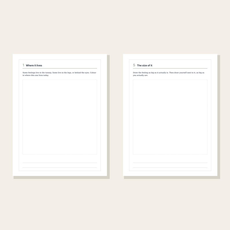 Pu&ograve; includere: Due pagine bianche di un quaderno di esercizi con testo nero e riquadri rettangolari per il disegno. La pagina sinistra &egrave; intitolata 1 Where it lives, quella destra 5 The size of it, entrambe con istruzioni e righe per scrivere.