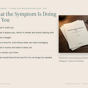 K&ouml;nnte beinhalten: Ein 11-seitiges Psychoedukations-PDF-Paket mit dem Titel What the Symptom Is Doing For You. Das Dokument listet sieben Abschnitte auf, darunter What it costs you, When it began und The version you show. Ein Stapel bedruckter Seiten liegt auf einem Holztisch.