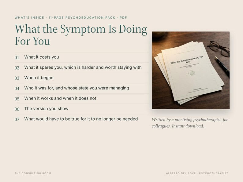 K&ouml;nnte beinhalten: Ein 11-seitiges Psychoedukations-PDF-Paket mit dem Titel What the Symptom Is Doing For You. Das Dokument listet sieben Abschnitte auf, darunter What it costs you, When it began und The version you show. Ein Stapel bedruckter Seiten liegt auf einem Holztisch.