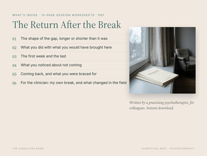 K&ouml;nnte beinhalten: Ein 10-seitiges PDF-Arbeitsblatt mit dem Titel The Return After the Break, das sechs nummerierte Sitzungsanleitungen enth&auml;lt. Das Dokument liegt auf einem Fensterbrett neben einem Vorhang und einem Sessel, von Alberto Del Bove.