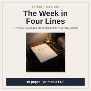以下が含まれることがあります： セラピーのクライアント向けの週次気分・睡眠トラッカーである「The Week in Four Lines」と題された印刷可能なPDFドキュメント。このドキュメントは、薄暗い部屋の木製のナイトスタンドの上に、小さな黒いノートと金色のランプと一緒に置かれています。