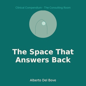 Könnte beinhalten: Eine quadratische Grafik in Petrol mit dem Text Clinical Compendium The Consulting Room oben, einem hellgrünen Kreis in der Mitte mit einem stilisierten Bogen-Symbol, dem Titel The Space That Answers Back und dem Namen Alberto Del Bove.