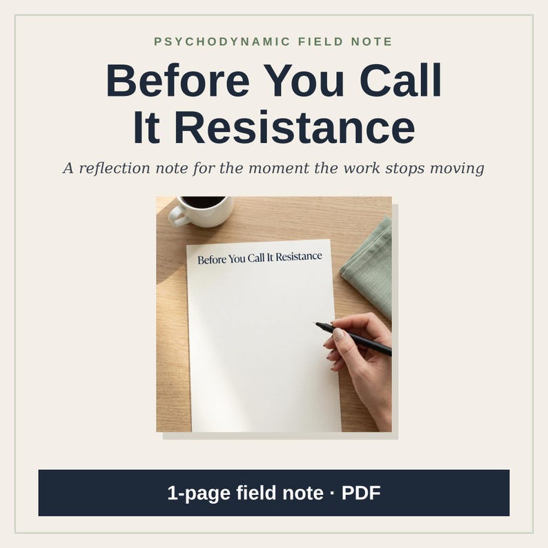K&ouml;nnte beinhalten: Ein digitales 1-seitiges Feldnotiz-PDF mit dem Titel Psychodynamic Field Note: Before You Call It Resistance. Das Dokument zeigt ein wei&szlig;es Blatt Papier mit dem Text Before You Call It Resistance, einen schwarzen Stift, eine wei&szlig;e Tasse und ein gr&uuml;nes Tuch.