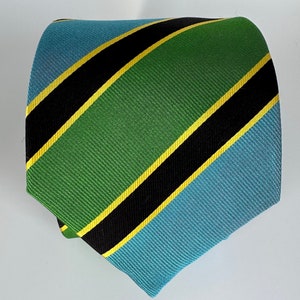 Op de afbeelding: Een gestreepte stropdas met blauwe, groene, zwarte en gele strepen.