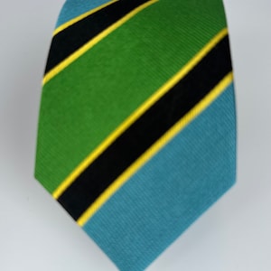 Op de afbeelding: Een gestreepte stropdas met diagonale strepen in teal, groen, zwart en geel. De stropdas heeft een klassieke vorm en is gemaakt van een textuurstof. Het kleurenschema is opvallend, geschikt voor formele of semi-formele gelegenheden.