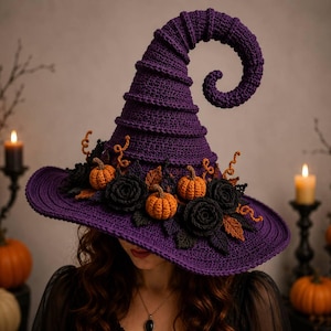 Puede incluir: Un sombrero de bruja de ganchillo morado con una punta alta y curvada y un ala ancha. El sombrero está decorado con tres pequeñas calabazas de ganchillo naranjas, varias rosas de ganchillo negras y hojas de color verde oscuro.