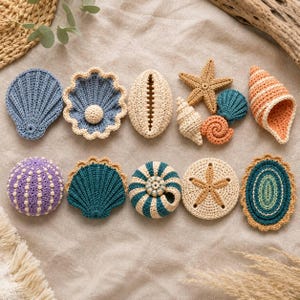 Puede incluir: Una colección de artículos marinos tejidos a ganchillo que incluye varias conchas, una estrella de mar, un dólar de arena y un erizo de mar. Las piezas presentan texturas de hilo intrincadas en tonos azul, crema, naranja, morado y verde azulado.