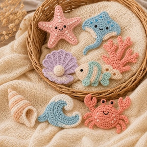 Può includere: Una collezione di applicazioni all'uncinetto a tema marino che include una stella marina rosa, una razza blu, una conchiglia viola con una perla, un ramo di corallo, un pesce a righe, una conchiglia a spirale color pesca, un'onda blu e un granchio rosa.