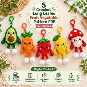 Puede incluir: Cinco llaveros de ganchillo con forma de aguacate, zanahoria, fresa, limón y seta, cada uno con cara sonriente, mejillas rosadas y pies blancos. El texto dice 5 Crochet Long Leafed Fruit Vegetable Pattern PDF in Bundles y Digital Product.