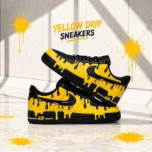 Könnte beinhalten: Ein Paar schwarz-gelbe Sneaker mit einem Tropfenmuster. Der Text YELLOW DRIP SNEAKERS steht über den Schuhen. Die Sneaker haben schwarze Schnürsenkel, schwarze Nike-Swooshes und schwarze Sohlen mit dem Wort AIR an der Seite.