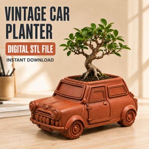 Op de afbeelding: Een bruine, auto-vormige plantenbak met een kleine groene bonsaiboom. De tekst VINTAGE CAR PLANTER DIGITAL STL FILE INSTANT DOWNLOAD staat in de linkerbovenhoek. De plantenbak heeft gedetailleerde wielen, koplampen en ramen.