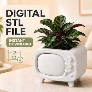 Puede incluir: Una maceta blanca con forma de televisor que contiene una planta verde. El texto DIGITAL STL FILE e INSTANT DOWNLOAD es visible, junto con un icono de impresora 3D. La maceta presenta dos perillas circulares y una rejilla de altavoz.