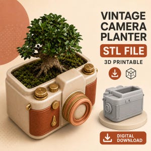 Puede incluir: Una maceta con forma de cámara vintage beige que contiene un pequeño bonsái verde. La maceta presenta paneles laterales texturizados en marrón, diales dorados y una carcasa de lente circular. Texto: VINTAGE CAMERA PLANTER STL FILE 3D PRINTABLE DIGITAL DOWNLOAD.