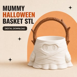 Puede incluir: Una cesta blanca con temática de momia y un asa marrón con forma de rama. La cesta presenta una textura de vendas envueltas y dos ojos ovalados. El texto dice: MUMMY HALLOWEEN BASKET STL DIGITAL DOWNLOAD. Es un archivo digital para impresión 3D.