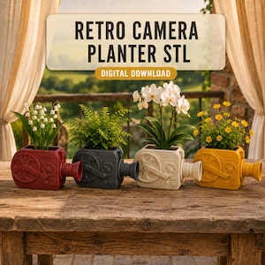 Peut inclure: Quatre jardinières en forme de caméra rétro en rouge, gris foncé, crème et jaune, contenant chacune une plante différente. Le texte RETRO CAMERA PLANTER STL DIGITAL DOWNLOAD est affiché au-dessus des jardinières alignées sur une table en bois.