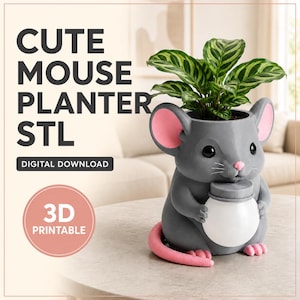 Puede incluir: Una maceta con forma de ratón gris con orejas grandes forradas de rosa, nariz rosa y una larga cola rosa. El ratón sostiene un objeto blanco con forma de frasco. Texto en la imagen: CUTE MOUSE PLANTER STL, DIGITAL DOWNLOAD, 3D PRINTABLE.