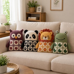 Puede incluir: Cuatro peluches de ganchillo hechos a mano con forma de animales: un búho morado, un panda blanco y negro, un león amarillo con melena marrón y una rana verde. Cada juguete presenta un cuerpo con patrones cuadrados y motivos distintivos.