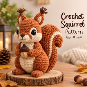 Könnte beinhalten: Ein gehäkeltes Eichhörnchen aus rostfarbenem Garn mit cremefarbenem Bauch und buschigen Ohren, das eine kleine braune Eichel hält. Der Text Crochet Squirrel Pattern ist rechts im Bild zu sehen, begleitet von einem kleinen Herzsymbol.