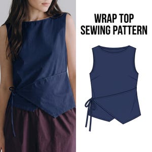 Puede incluir: Un patrón de costura para top cruzado sin mangas en azul marino con cuello redondo y cierre de lazo lateral. La imagen muestra la prenda terminada a la izquierda y una ilustración técnica plana a la derecha con el texto WRAP TOP SEWING PATTERN.