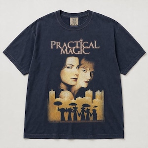 Könnte beinhalten: Ein dunkel anthrazitfarbenes Kurzarm-T-Shirt mit dem Schriftzug "PRACTICAL MAGIC" über einer Grafik von zwei Frauengesichtern. Unter den Gesichtern befinden sich brennende Kerzen und eine Silhouette von Figuren, die Regenschirme in einer Reihe halten.