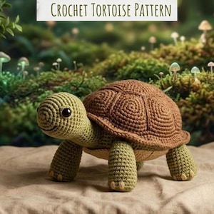 Peut inclure: Une tortue en crochet avec une tête et des pattes vert clair, ainsi qu'une carapace brune texturée. Le texte CROCHET TORTOISE PATTERN est affiché en haut. La tortue a des yeux ronds foncés et de petites griffes claires sur ses quatre pattes.