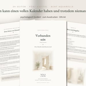 K&ouml;nnte beinhalten: Ein digitales Dokument mit dem Titel Verbunden sein, bestehend aus 39 Seiten, f&uuml;nf Kapiteln und acht Aquarellen. Das Deckblatt zeigt eine minimalistische Illustration einer offenen T&uuml;r zu einem Raum mit einer Topfpflanze. Text North & Mind Studio.