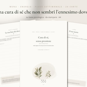 Op de afbeelding: Een set printbare A4-documenten met een zelfzorgplanner met Italiaanse tekst. De middelste pagina toont de titel 'Cura di s&eacute;, senza pressione' boven een zachte aquarelillustratie van groene bladeren en secties voor menu's en weekplanningen.