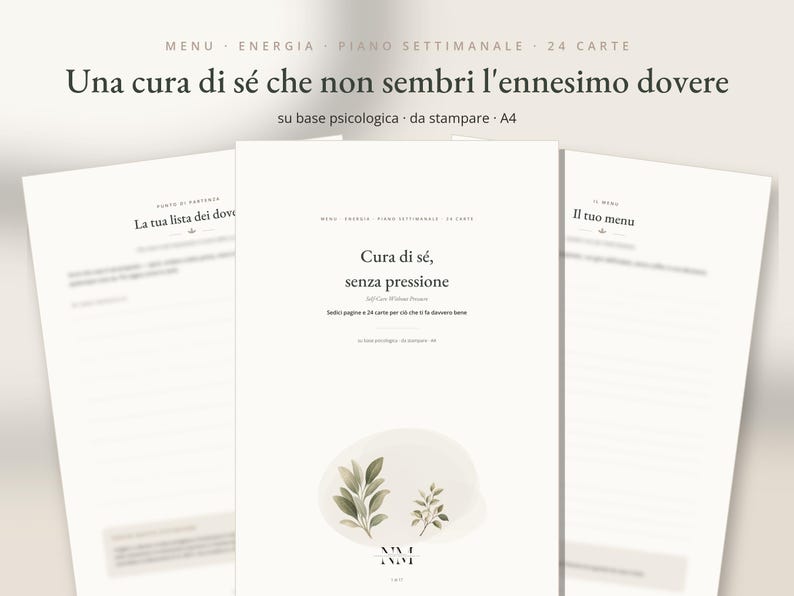 Op de afbeelding: Een set printbare A4-documenten met een zelfzorgplanner met Italiaanse tekst. De middelste pagina toont de titel 'Cura di s&eacute;, senza pressione' boven een zachte aquarelillustratie van groene bladeren en secties voor menu's en weekplanningen.