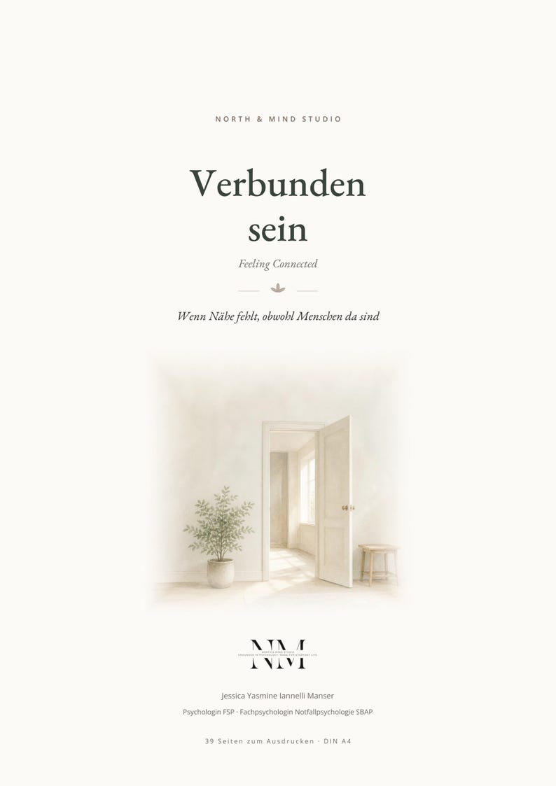 K&ouml;nnte beinhalten: Ein DIN A4 Dokument mit dem Titel North & Mind Studio Verbunden sein Feeling Connected. Der Text lautet: Wenn N&auml;he fehlt, obwohl Menschen da sind. Darunter eine Illustration eines Raumes mit einer Topfpflanze, einer offenen T&uuml;r und einem kleinen Hocker.