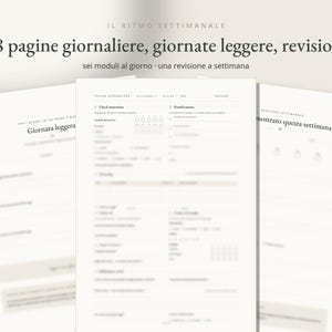 Puede incluir: Un conjunto de tres p&aacute;ginas de planificador blancas con texto en negro. El encabezado superior dice IL RITMO SETTIMANALE, 28 pagine giornaliere, giornate leggere, revisioni, sei moduli al giorno, una revisione a settimana. Las p&aacute;ginas presentan secciones estructuradas.