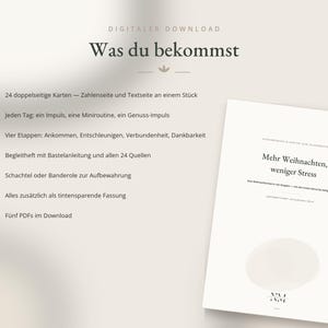 Könnte beinhalten: Ein digitales Download-Produkt mit einem weißen Dokument, das den Text 'Mehr Weihnachten, weniger Stress' enthält, sowie eine Inhaltsliste mit 24 doppelseitigen Karten, einem Begleitheft mit Bastelanleitung, Aufbewahrungsmöglichkeiten und fünf PDF-Dateien.