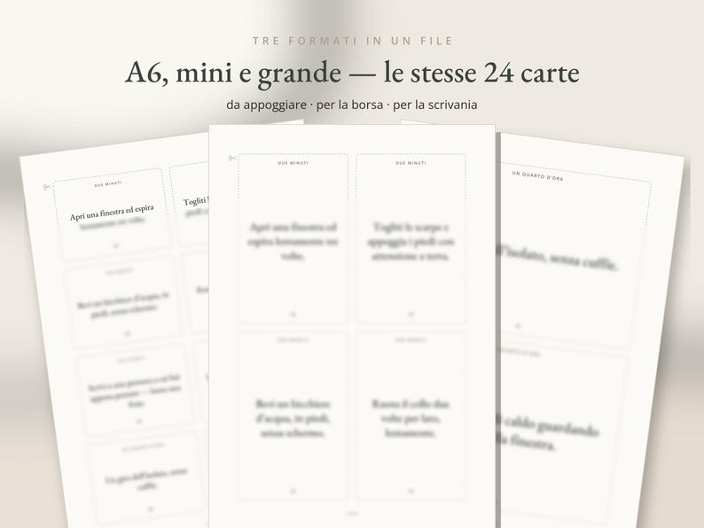 Op de afbeelding: Een digitaal document met 24 kaarten in drie formaten: A6, mini en groot. De tekst bovenaan luidt: "TRE FORMATI IN UN FILE A6, mini e grande &mdash; le stesse 24 carte da appoggiare &middot; per la borsa &middot; per la scrivania". De kaarten bevatten Italiaanse tekst.