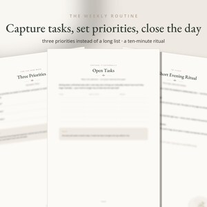 Op de afbeelding: Drie witte papieren plannerpagina's met zwarte tekst. Bovenaan staat THE WEEKLY ROUTINE, Capture tasks, set priorities, close the day, three priorities instead of a long list, a ten-minute ritual. De secties bevatten Three Priorities, Open Tasks en Short Evening Ritual.