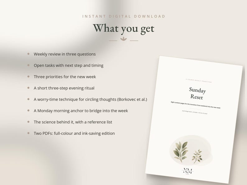 Op de afbeelding: Een digitaal download-document getiteld Sunday Reset met een lijst van inhoud, waaronder een wekelijkse review, openstaande taken, drie prioriteiten, een avondritueel, een piekertechniek, een maandagochtend-anker en twee PDF-versies.