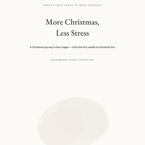 K&ouml;nnte beinhalten: Ein druckbares Dokument mit dem Titel More Christmas, Less Stress, das vierundzwanzig Karten zum Selbermachen enth&auml;lt. Der Text beschreibt eine Weihnachtsreise in vier Etappen von der ersten Kerze bis Heiligabend, im A4- und US-Letter-Format.