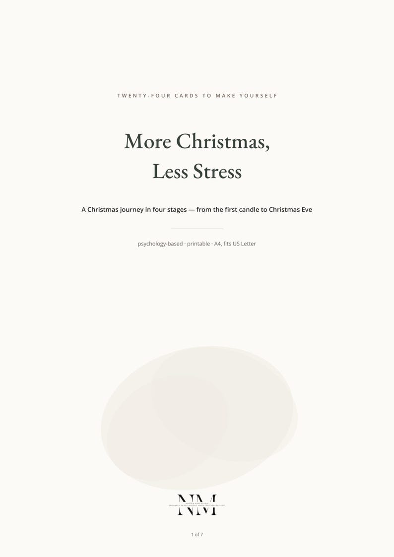 K&ouml;nnte beinhalten: Ein druckbares Dokument mit dem Titel More Christmas, Less Stress, das vierundzwanzig Karten zum Selbermachen enth&auml;lt. Der Text beschreibt eine Weihnachtsreise in vier Etappen von der ersten Kerze bis Heiligabend, im A4- und US-Letter-Format.