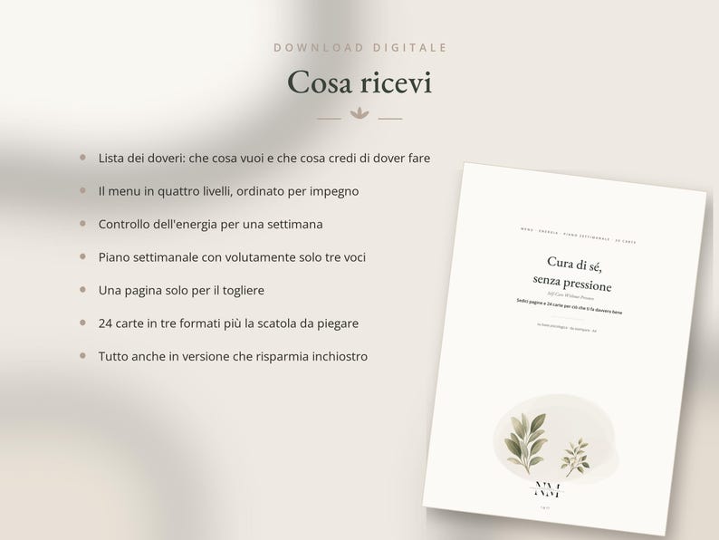 Op de afbeelding: Een digitaal download-document getiteld 'Cosa ricevi' met een lijst van items, waaronder een takenlijst, een menu op vier niveaus, een energietracker, een weekplan, een verwijderpagina, 24 kaarten in drie formaten en een inktbesparende versie.