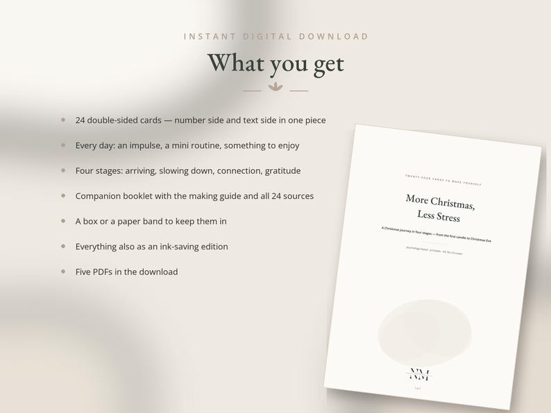 K&ouml;nnte beinhalten: Ein digitales Download-Set mit dem Titel More Christmas, Less Stress, bestehend aus 24 doppelseitigen Karten, einem Begleitheft, einer Schachtel oder Papierbanderole und einer tintensparenden Edition, die vier Phasen der Weihnachtszeit auflistet.