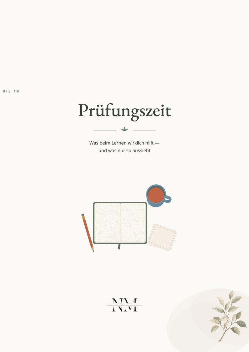 May include: A digital illustration featuring the text "BIS 18", "Pr&uuml;fungszeit", and "Was beim Lernen wirklich hilft &mdash; und was nur so aussieht". Below the text is an open notebook, a pencil, a blue mug with a dark liquid, and a small square coaster.