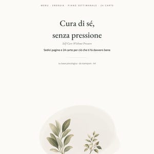 Op de afbeelding: Een printbaar A4-document met de titel "Cura di s&eacute;, senza pressione", de ondertitel "Self-Care Without Pressure" en "Sedici pagine e 24 carte per ci&ograve; che ti fa davvero bene". De pagina bevat een zachte illustratie van groene bladeren.