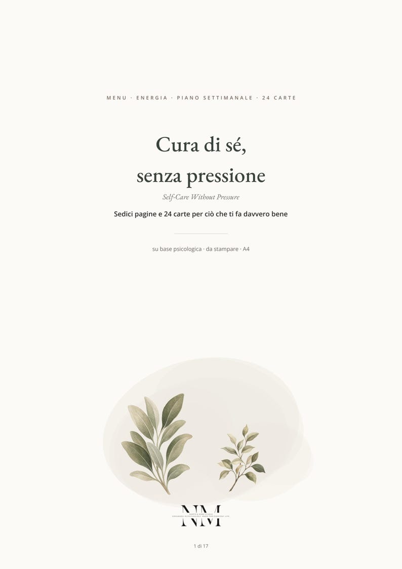 Op de afbeelding: Een printbaar A4-document met de titel "Cura di s&eacute;, senza pressione", de ondertitel "Self-Care Without Pressure" en "Sedici pagine e 24 carte per ci&ograve; che ti fa davvero bene". De pagina bevat een zachte illustratie van groene bladeren.